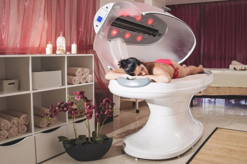 Девушка в СПА-капсуле