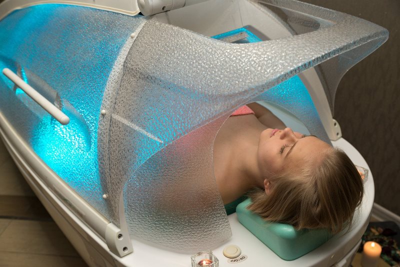 Девушка в СПА-капсуле