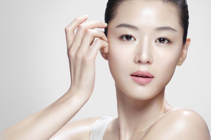 Девушка касается лица