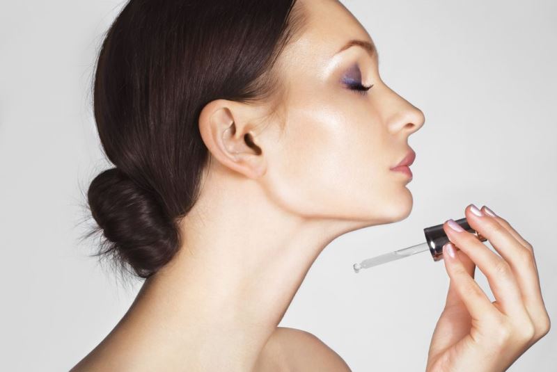 Нанесение сыворотки на шею