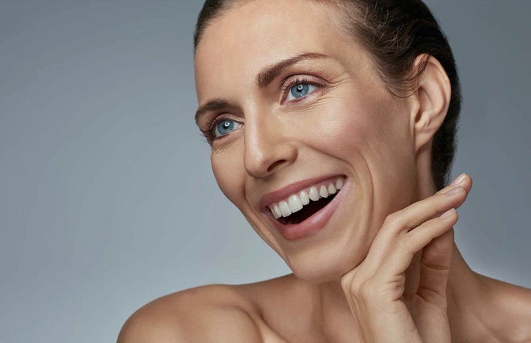 Женщина улыбается