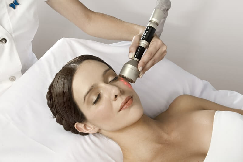 девушке делают лазерную биоревитализацию