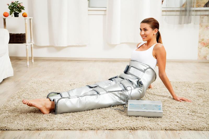 Девушка проводит термотерапию дома