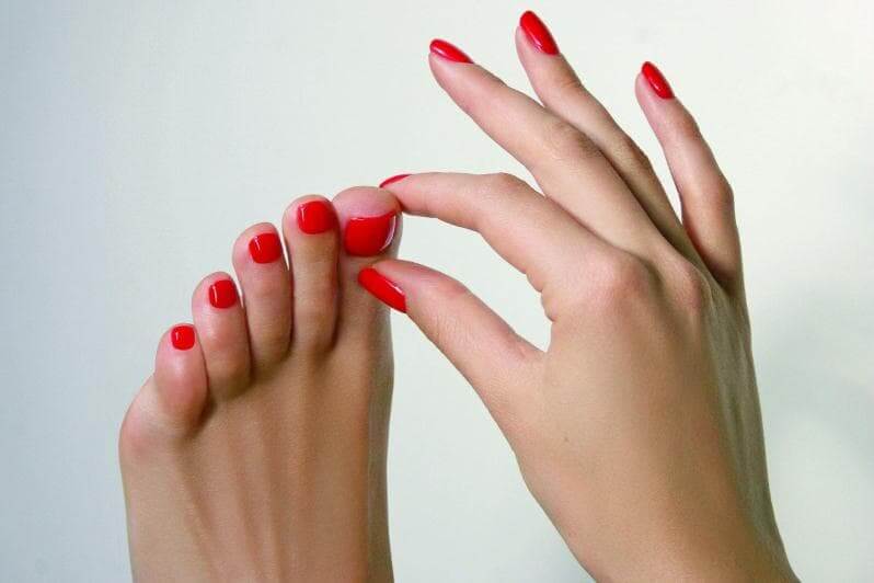 Рукой держать палец ноги