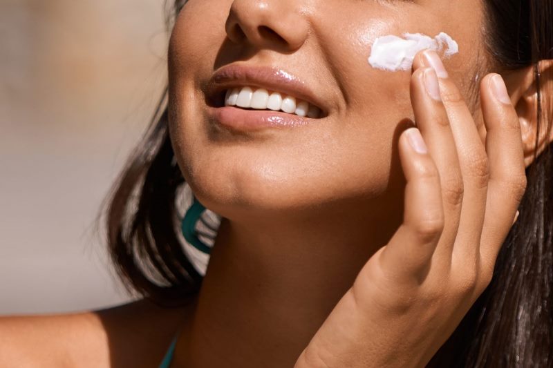 Нанесение на кожу крема