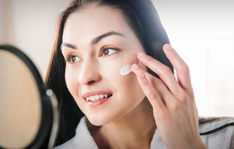 Девушка смотрит в зеркало