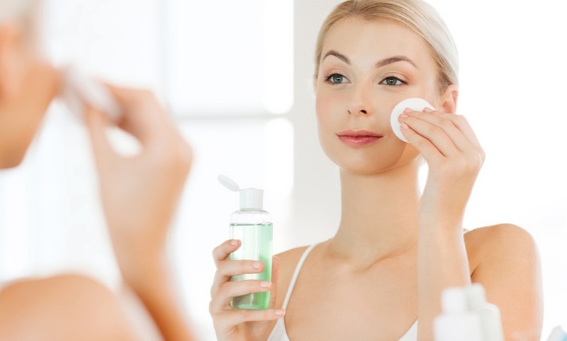 Девушка наносит тоник для лица