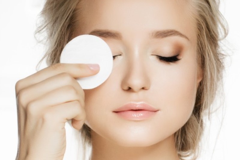 Девушка использует тоник для лица