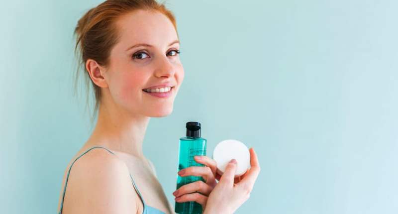 Девушка держит тоник для лица