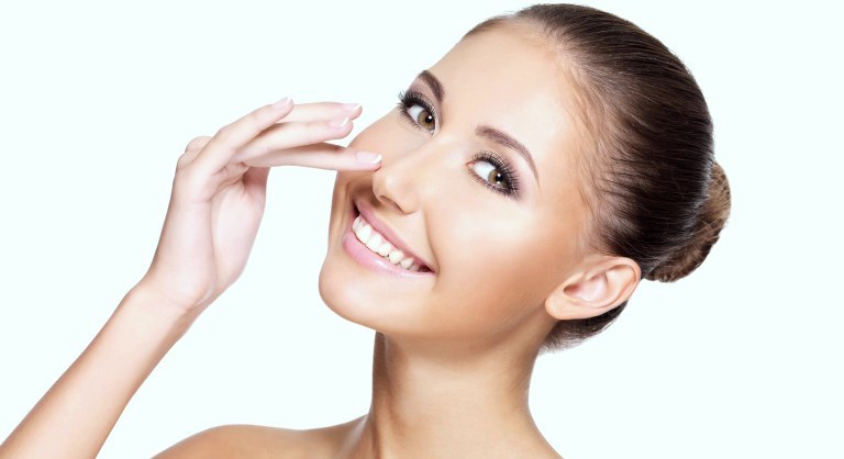 Касание к кончику носа