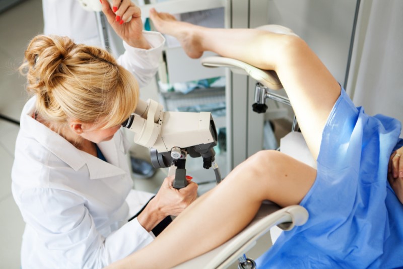 Проводится хирургическая дефлорация