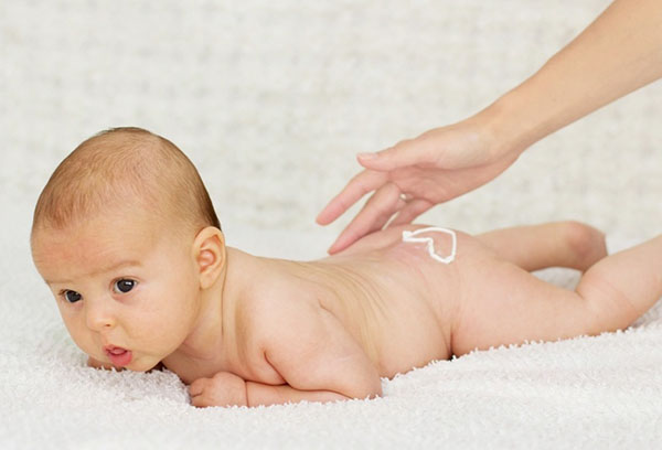 u-novorozhdennogo-shelushitsya-kozha-na-tele