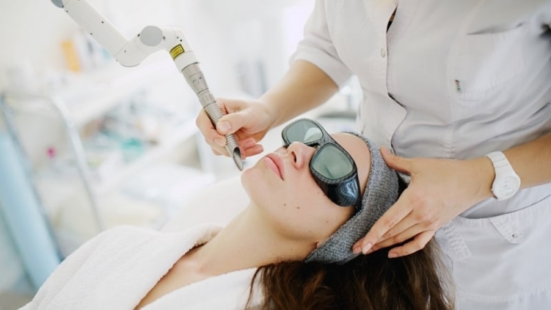 Удаление милиумов на лице лазером