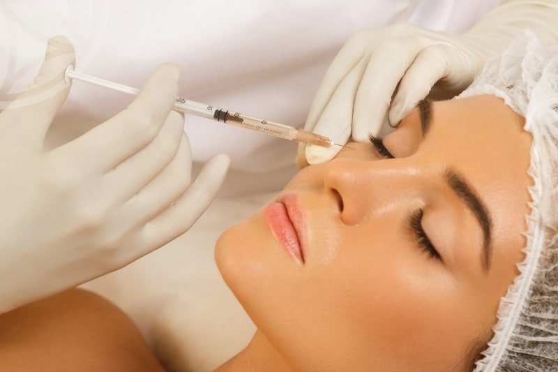 Вводится филлер под глаза