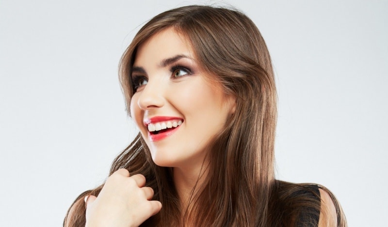 Девушка улыбается