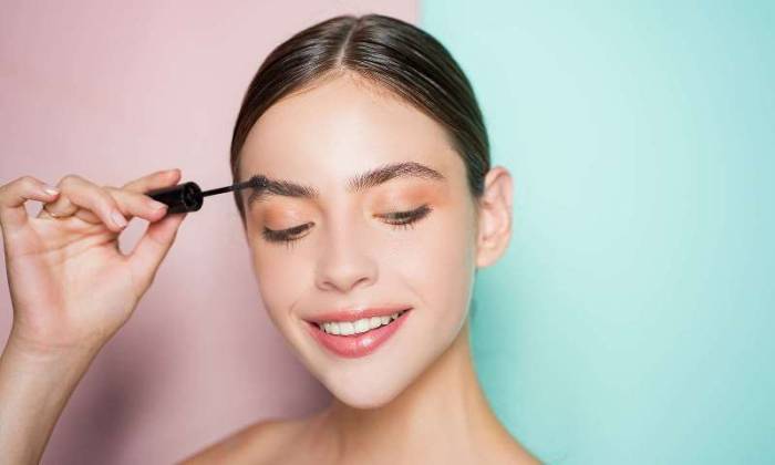 Девушка укладывает брови