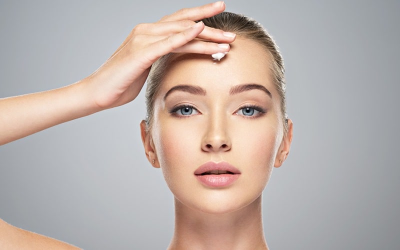 Нанесение крема на лицо