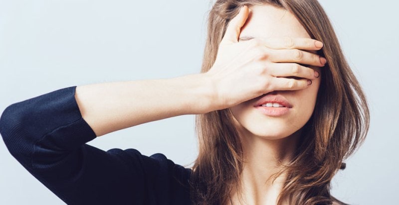 Девушка закрывает лицо