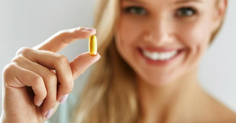 Девушка держит таблетку