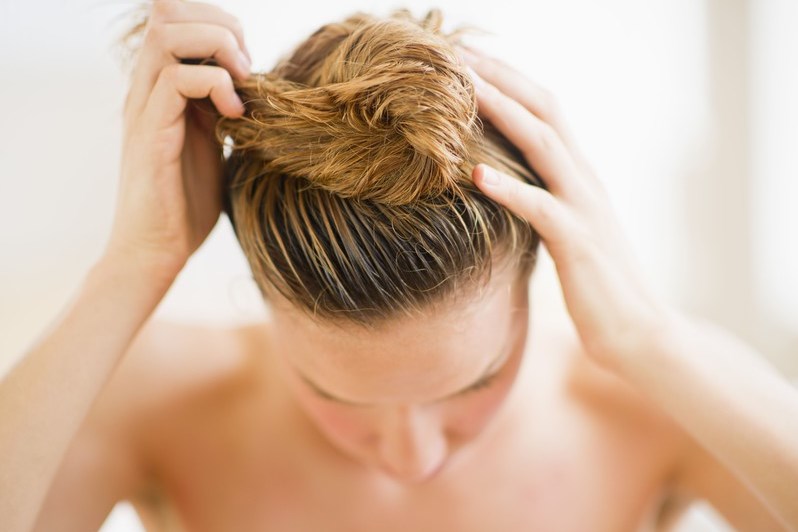 Девушка делает маску на голове