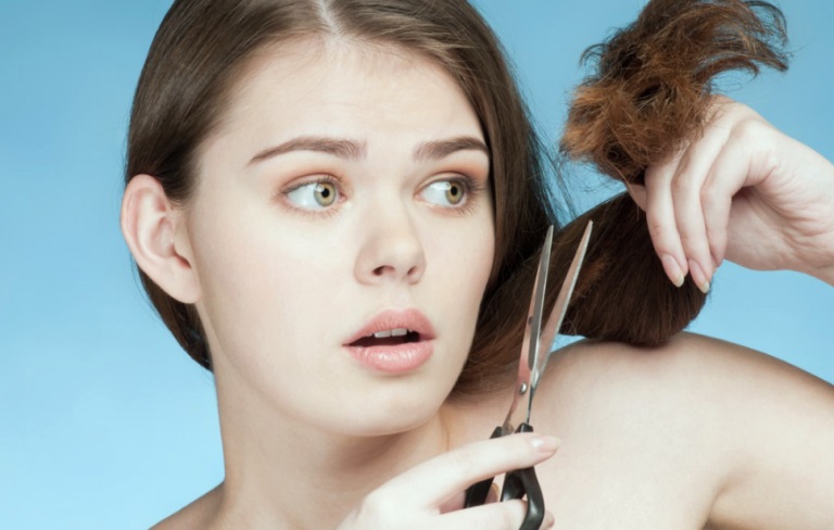девушка хочет отрезать волосы