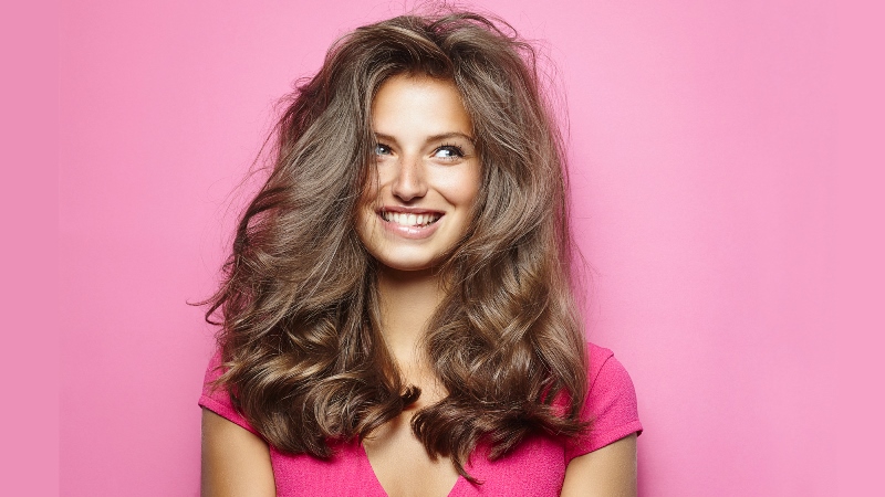 Девушка улыбается