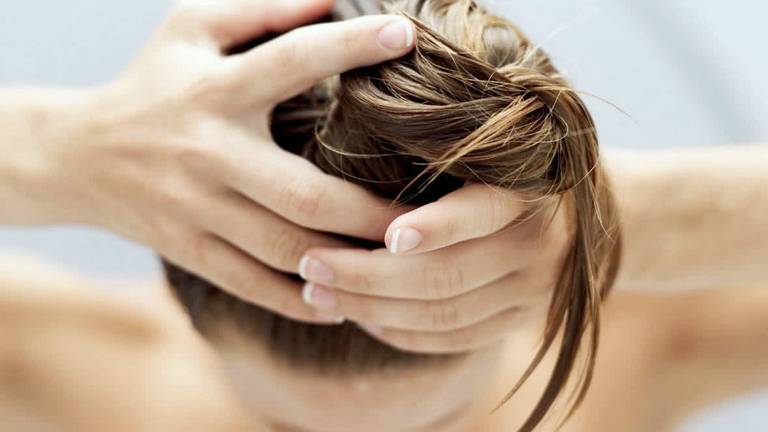 Нанесение маски на волосы