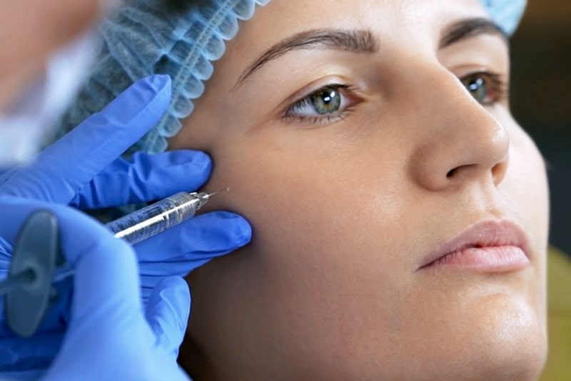 как подтянуть щеки уколами