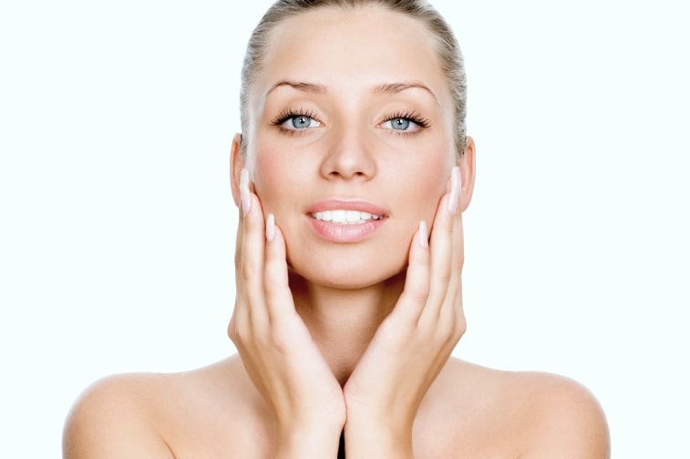 Девушка улыбается