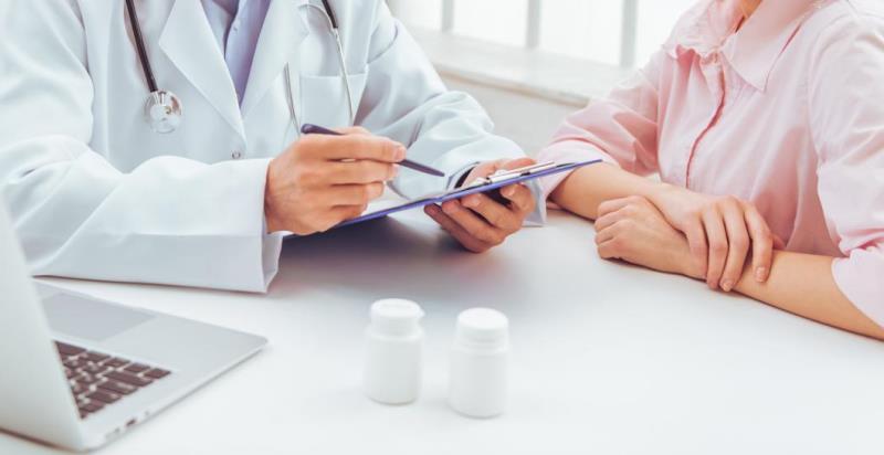 Доктор с пациентом