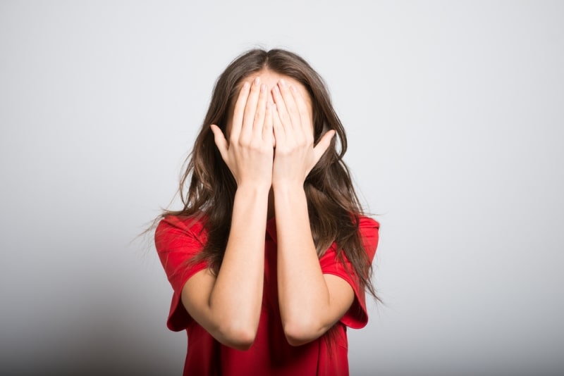 Закрывать лицо