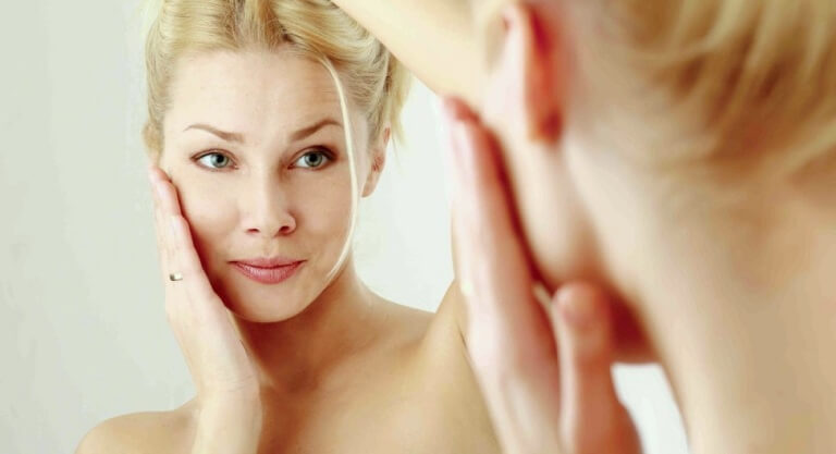 Девушка смотрит в зеркало